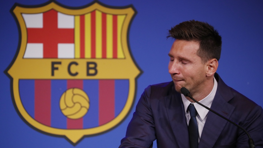 Messi bật khóc khi chính thức nói lời chia tay Barca