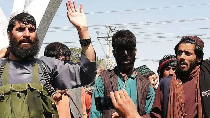 Sốc với cảnh 2 người đàn ông bị quấn thòng lọng trên cổ, dẫn đi diễu phố tại Afghanistan