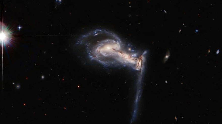 Hình ảnh cuộc chạm trán ngoạn mục của 3 thiên hà đặc biệt từ Kính Hubble