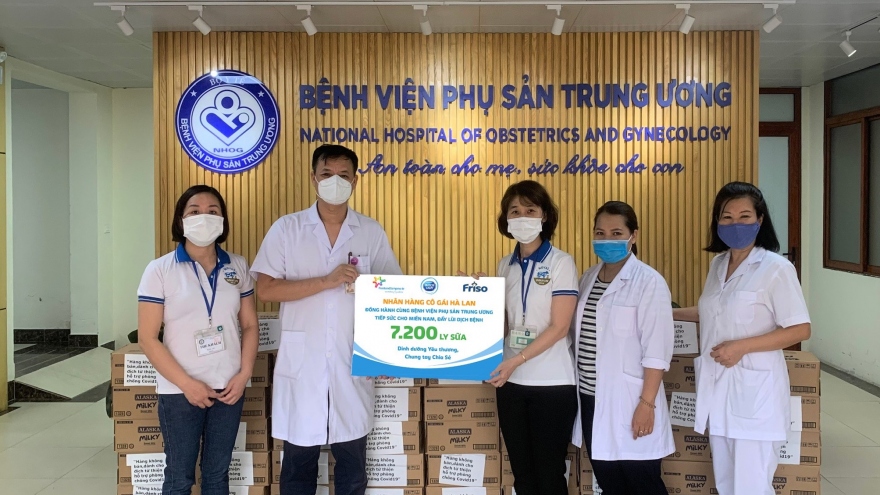 Sữa yêu thương tiếp sức y bác sĩ vào miền Nam chống dịch