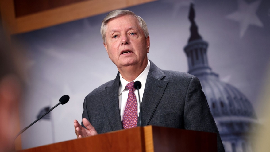 Thượng nghị sĩ Mỹ Lindsey Graham bị nhiễm SARS-CoV-2 dù đã tiêm vaccine