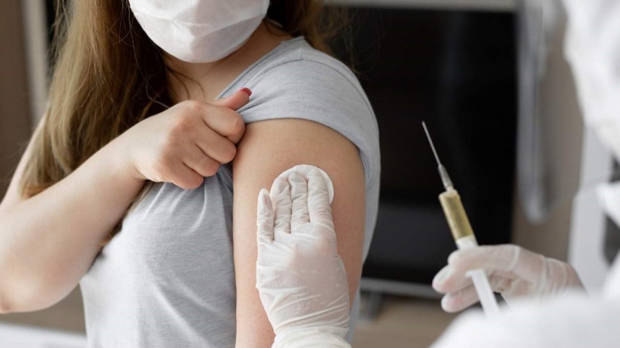 Điều gì xảy ra nếu bạn tiêm vaccine khi đang mắc COVID-19?