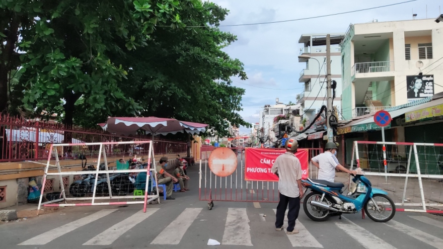 TP.HCM tăng cường quân đội để kiểm soát vùng đỏ, giúp dân đi chợ và tiếp cận y tế