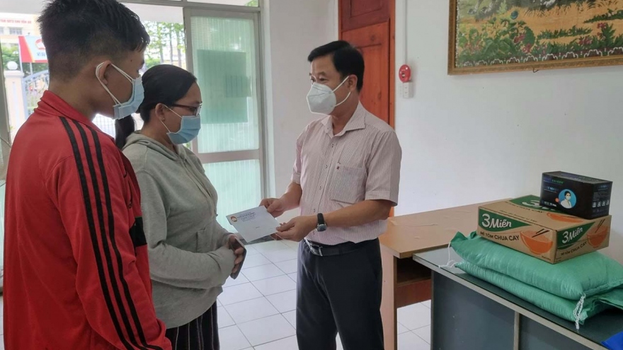 24 đoàn công tác của Thành ủy TP.HCM đến các khu phong tỏa để trao quà hỗ trợ người dân