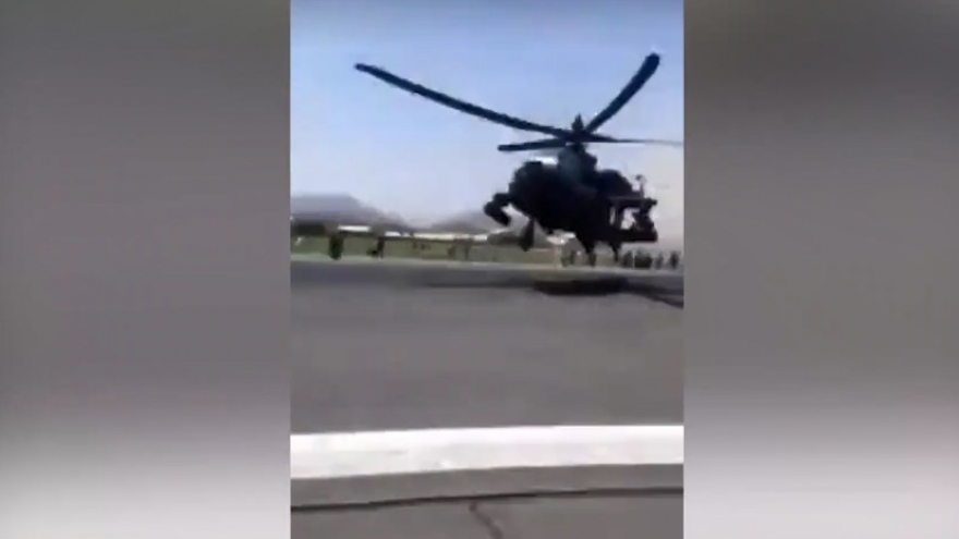 Trực thăng được huy động để giải tán đám đông tụ tập trên đường băng sân bay Kabul