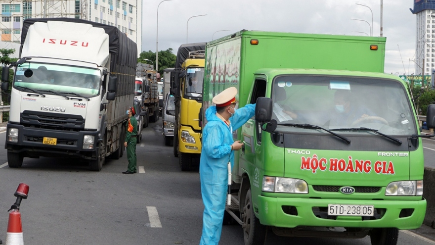 Tối nay (22/8) xe vận tải "luồng xanh" phải khai báo y tế tại phía Nam