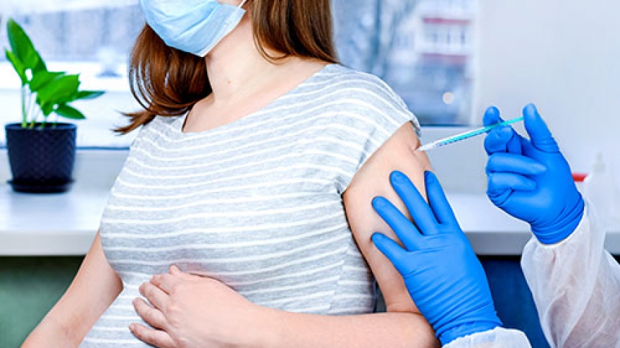 CDC Mỹ chính thức khuyến cáo tiêm vaccine ngừa Covid-19 cho người đang mang thai