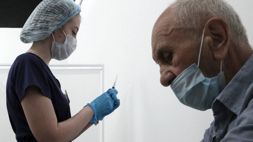 Nga kêu gọi tăng tốc độ tiêm vaccine COVID-19 cho người lớn để giảm lây nhiễm cho trẻ em