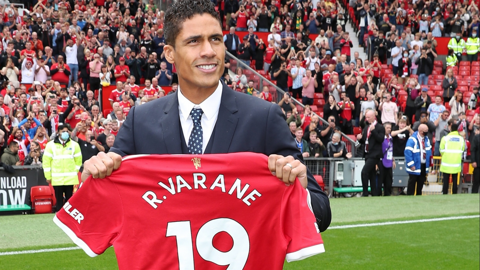 Vì sao Raphael Varane khoác chiếc áo số 19 ở MU?