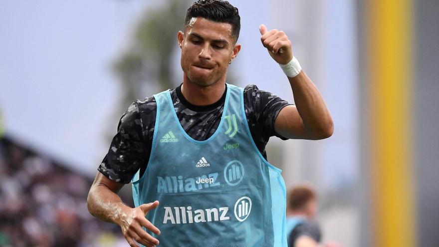 Vì sao Cristiano Ronaldo ngồi dự bị ở Juventus?