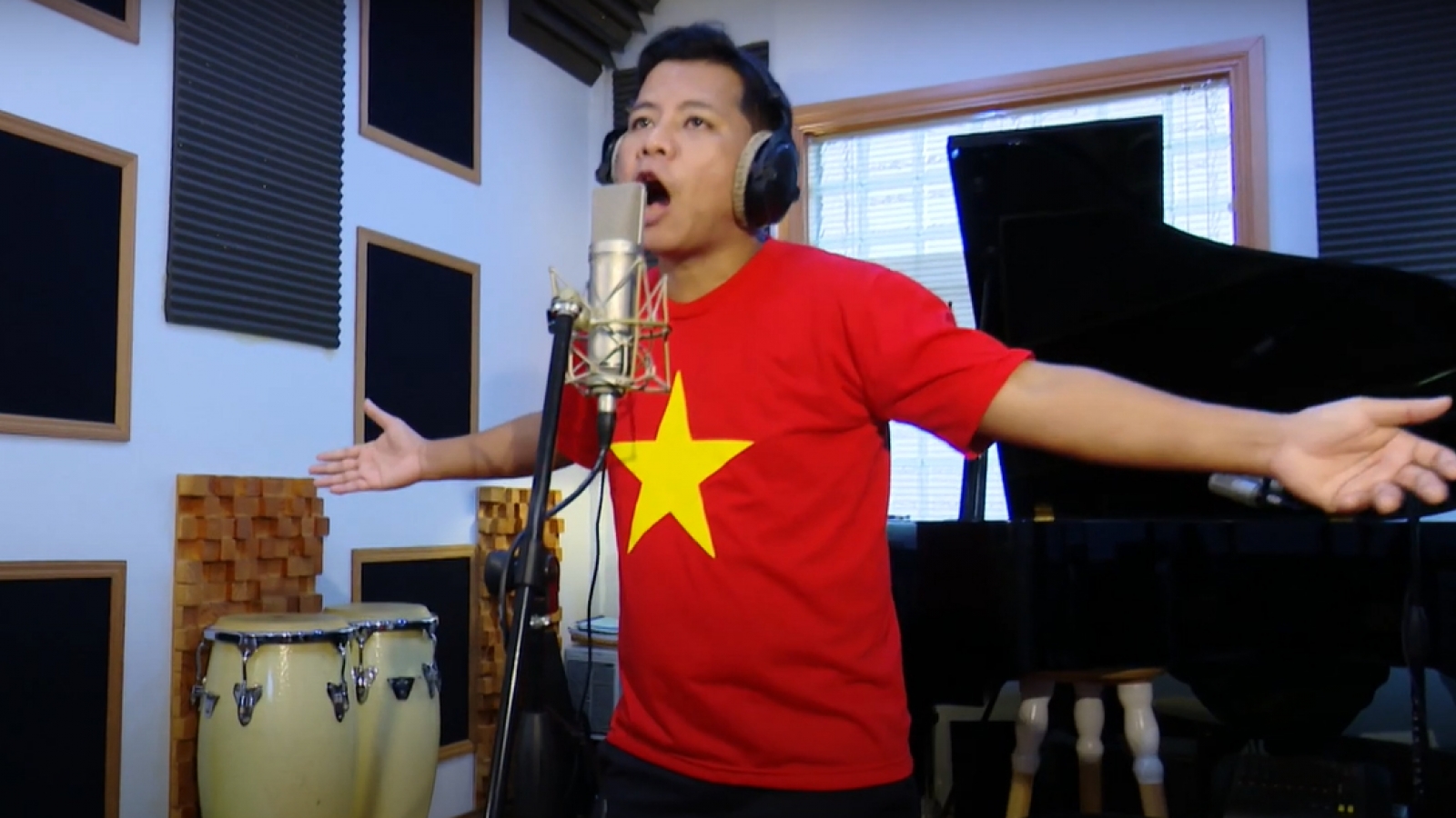 Đỗ Phương và NSƯT Ploong Thiết ra mắt MV “Trái bóng cuộc đời” cổ vũ đội tuyển Việt Nam