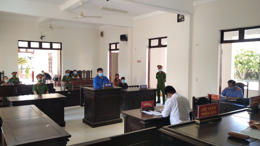 Khóa cổng nhốt cán bộ kiểm tra chống dịch, người đàn ông lĩnh 9 tháng tù