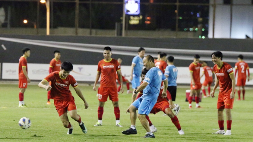 ĐT Việt Nam giảm khối lượng tập luyện, HLV Park Hang Seo "chơi bóng ma" cùng các cầu thủ