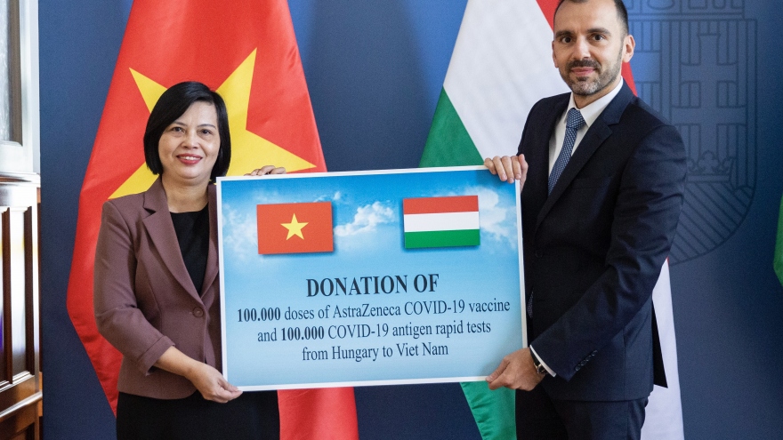 Hungary trao tặng vaccine và vật tư y tế hỗ trợ Việt Nam chống đại dịch Covid-19