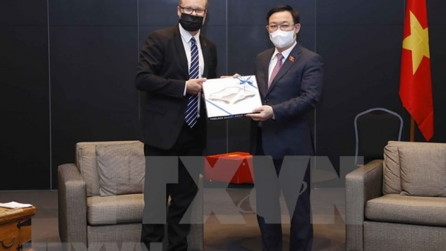 Top legislator receives Salo mayor, international entrepreneurs
