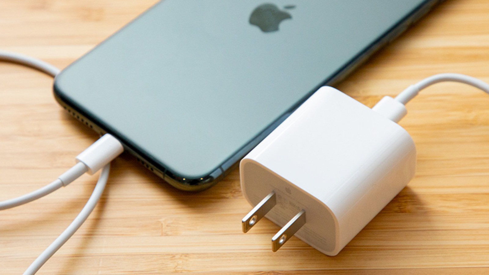 Châu Âu yêu cầu iPhone có cổng USB-C, rời bỏ Lightning