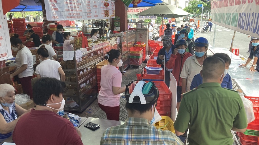 Xếp hàng dài mua bánh trung thu truyền thống ở TP.HCM