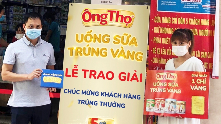 Lộ diện những khách hàng may mắn đầu tiên “uống sữa Ông Thọ, trúng vàng”