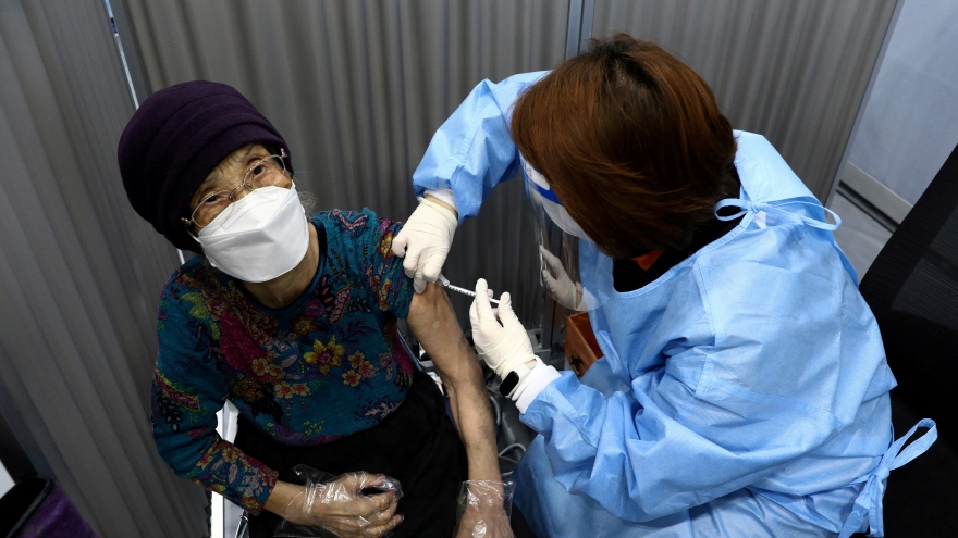 Hàn Quốc tăng tốc tiêm vaccine Covid-19 đạt 70% dân số trước Tết Trung thu