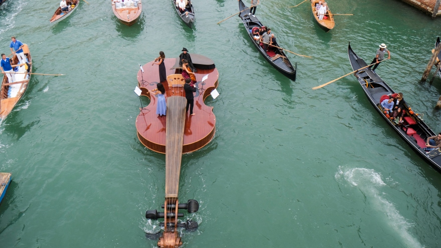 Du khách thích thú với thuyền vĩ cầm khổng lồ ở Venice