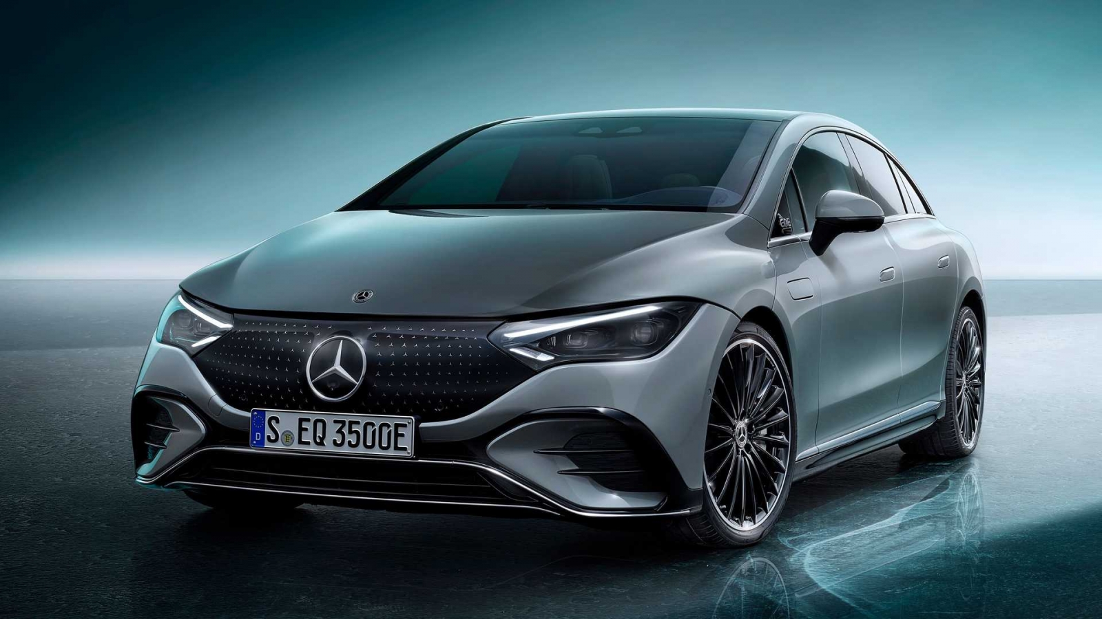 Khám phá sedan chạy điện Mercedes-Benz EQE đầy ắp công nghệ hiện đại