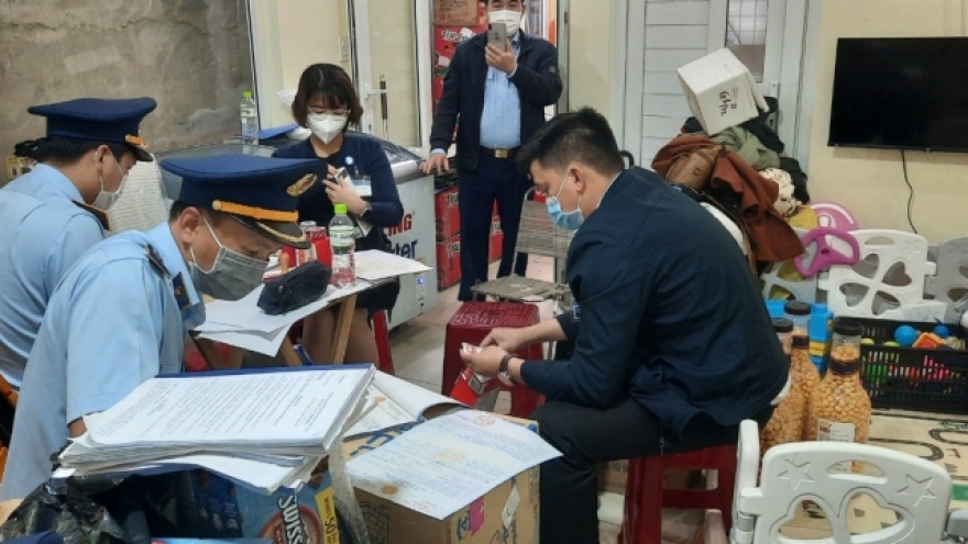 Phát hiện cửa hàng bán lậu thuốc và bộ kit test nhanh Covid-19 ở Lâm Đồng