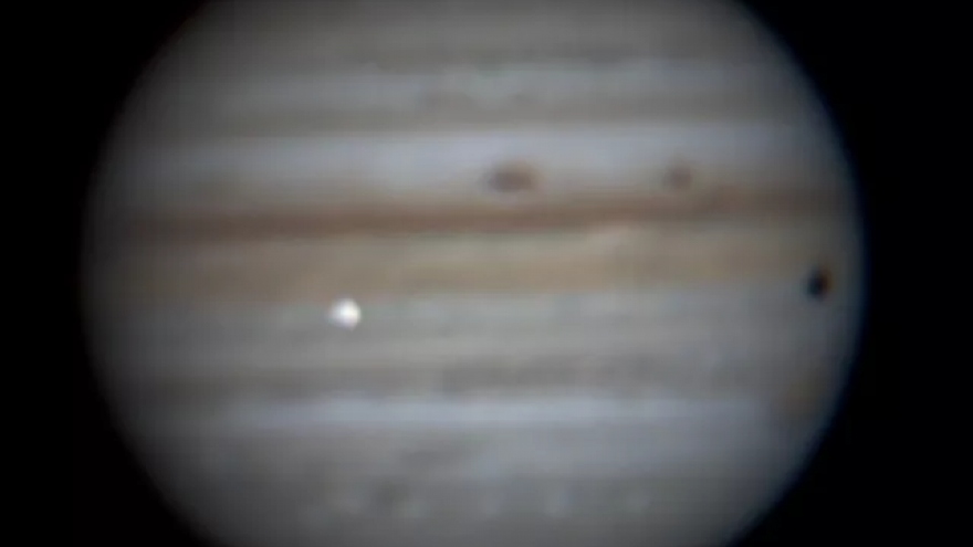 Xem khoảnh khắc va chạm trên sao Mộc qua kính thiên văn
