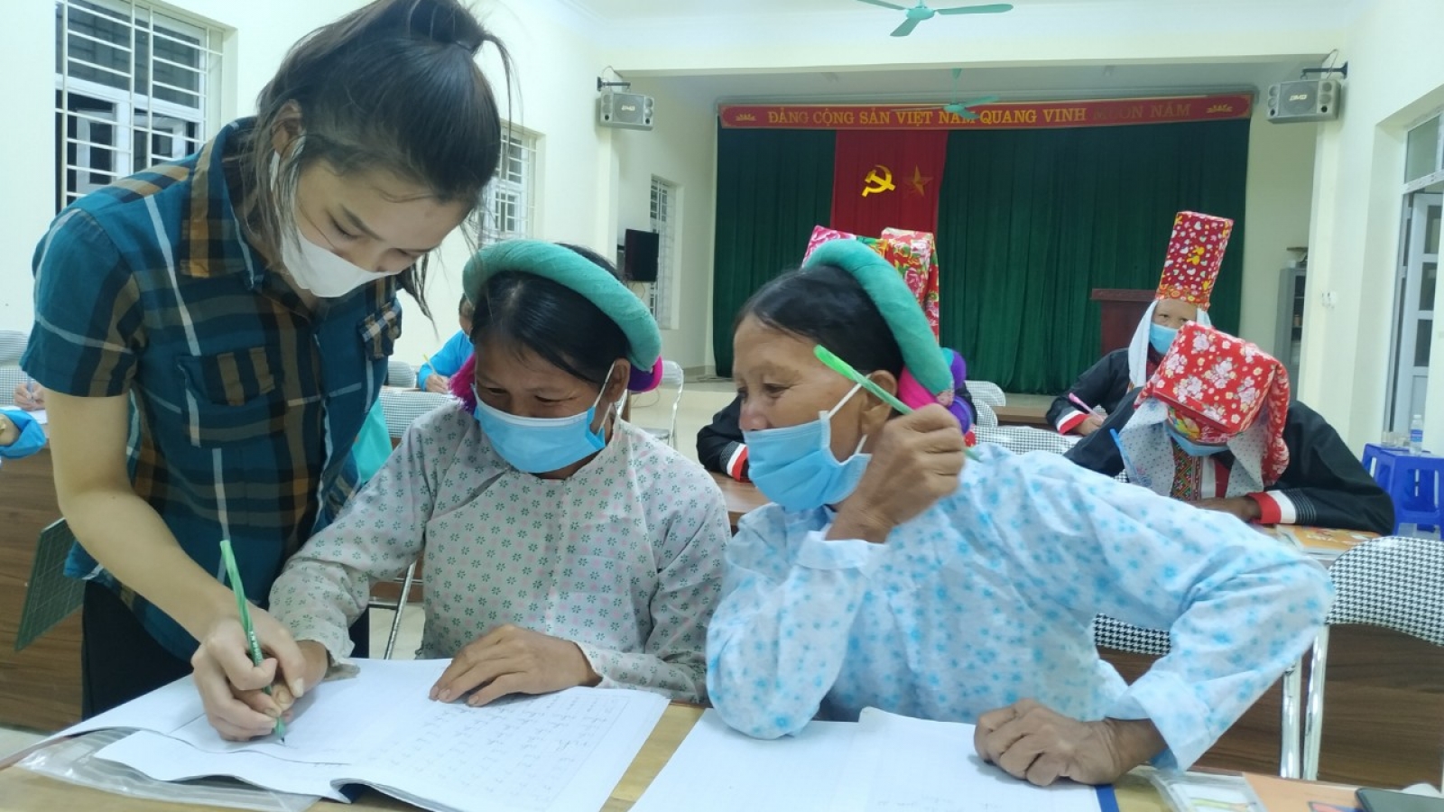 Lớp học xóa mù chữ ở bản vùng cao 