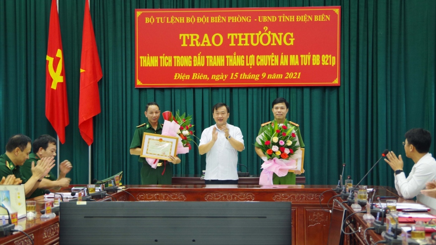 Trao thưởng thành tích trong đấu tranh Chuyên án thu 60.000 viên ma túy tổng hợp