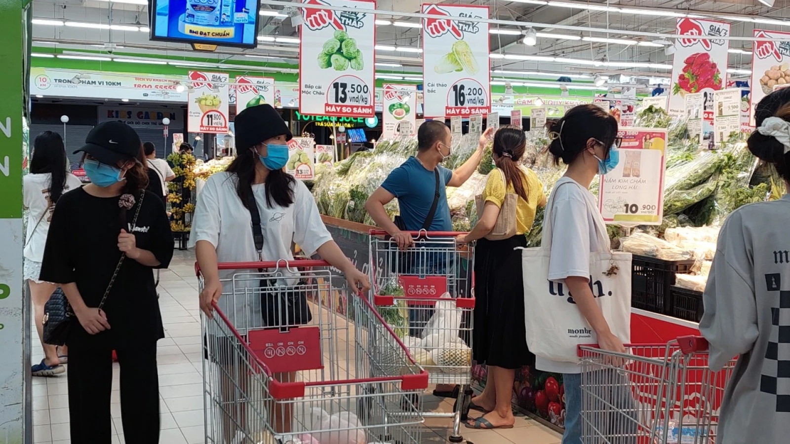 Nhiều người Hà Nội chen chân đi siêu thị sau khi nới lỏng giãn cách