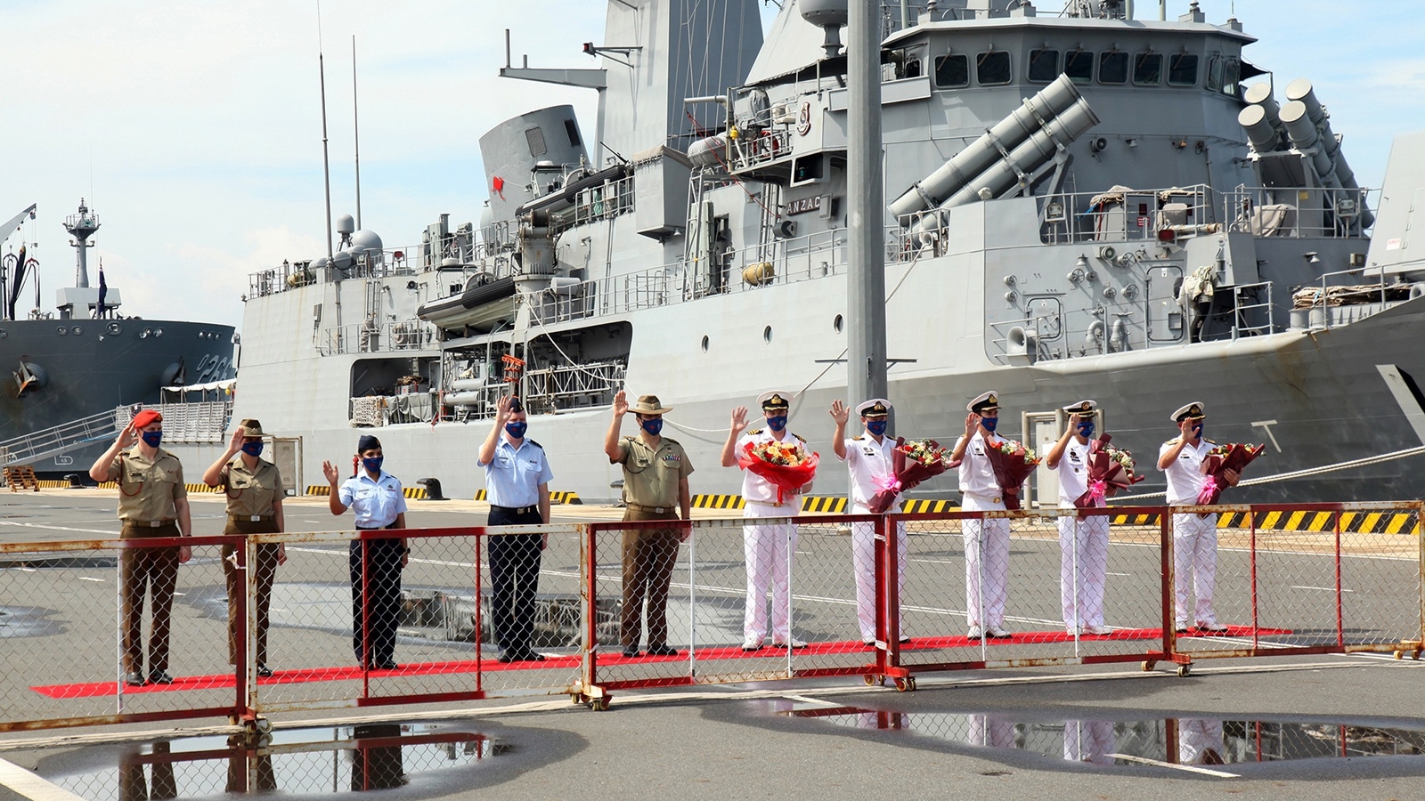 Three big Australian warships visit Vietnam 