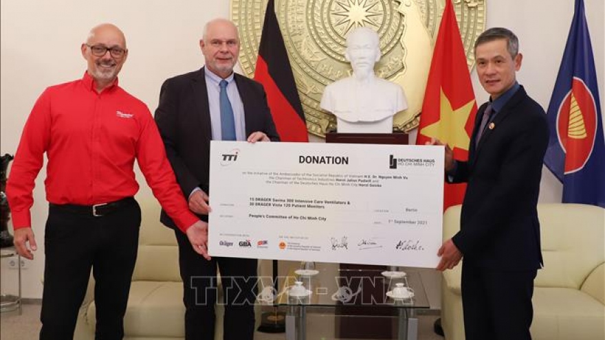 German businesses donate COVID-19 medical equipment to Vietnam