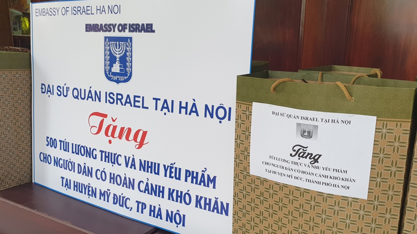 Đại sứ quán Israel tặng lương thực cho 500 gia đình khó khăn do Covid-19 ở Hà Nội