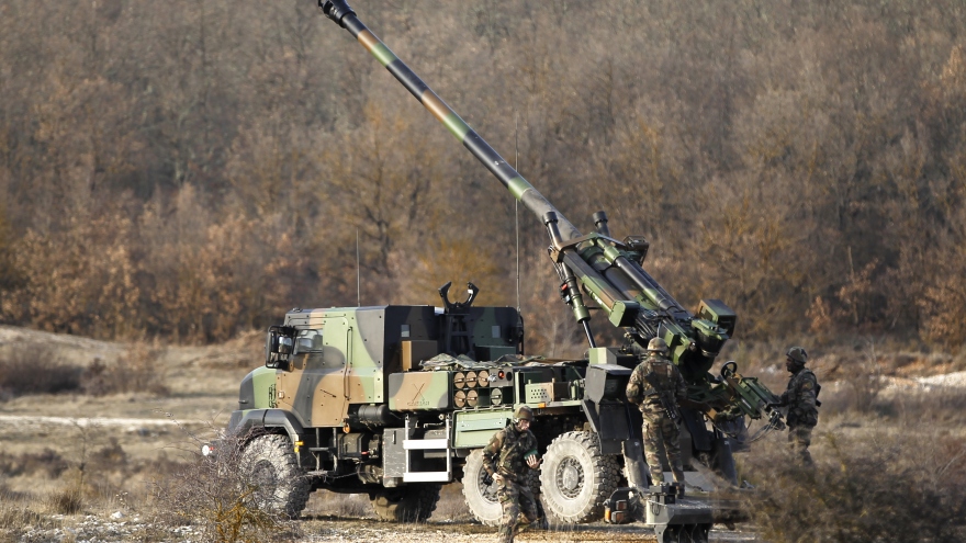 Séc tăng cường sức mạnh quân sự bằng hợp đồng mua 52 pháo tự hành từ Pháp