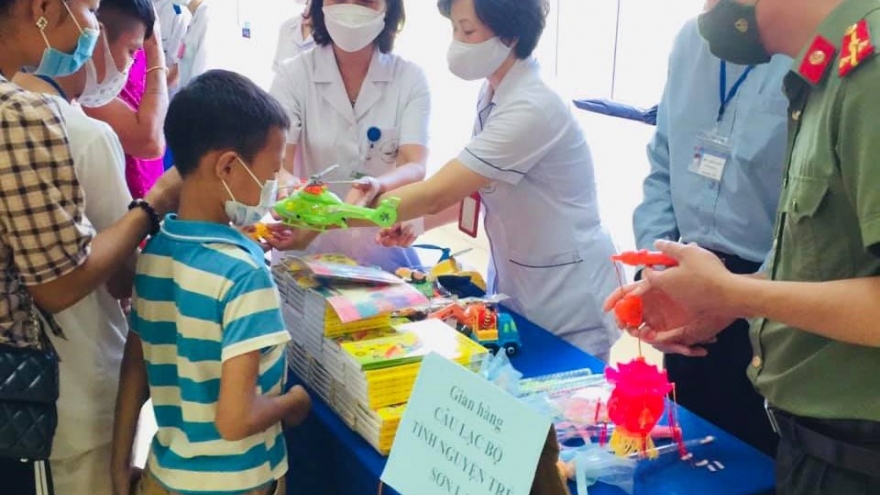 Gần 100 bệnh nhi ở Sơn La nhận quà Trung thu qua những gian hàng 0 đồng