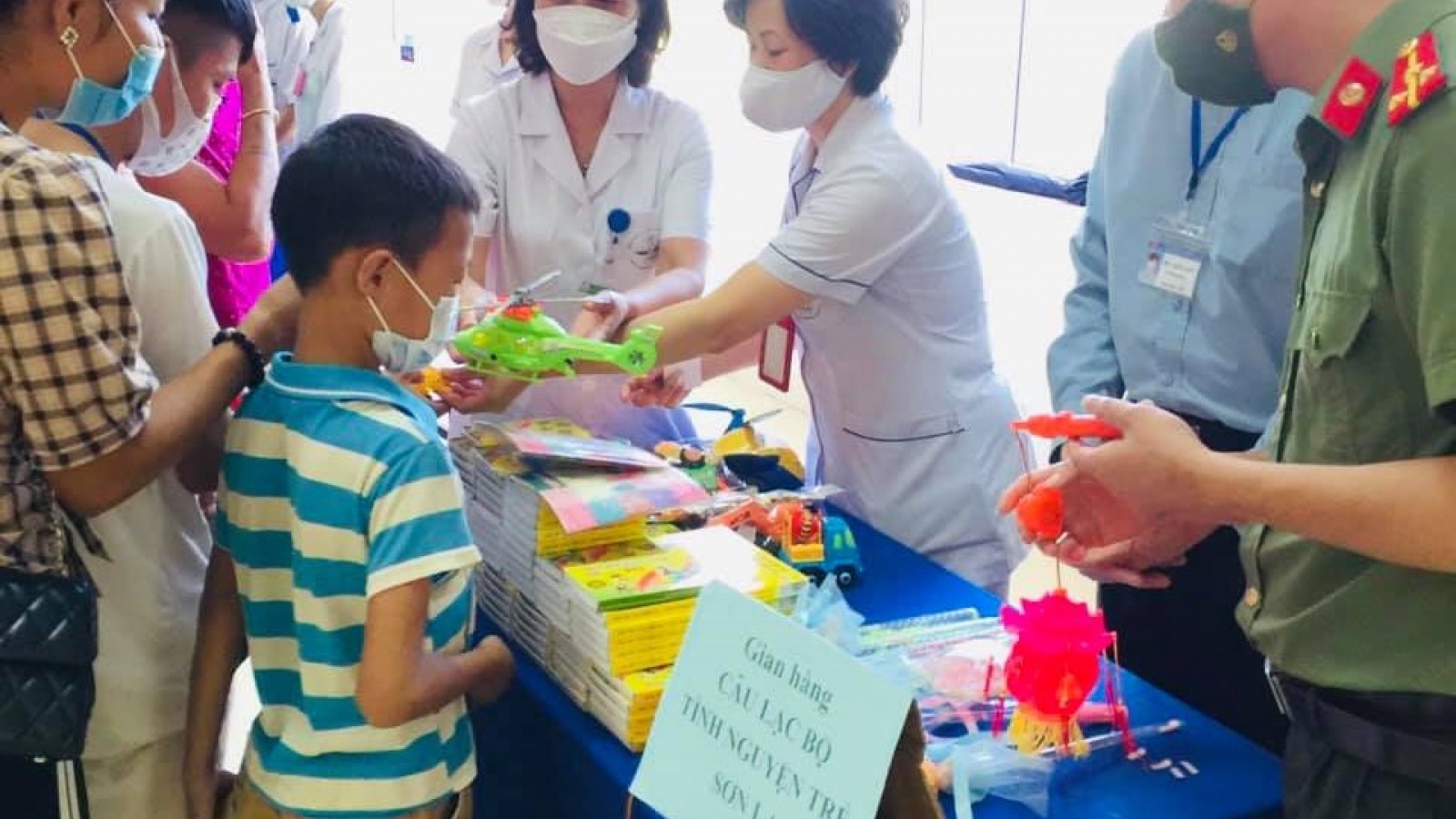 Gần 100 bệnh nhi ở Sơn La nhận quà Trung thu qua những gian hàng 0 đồng