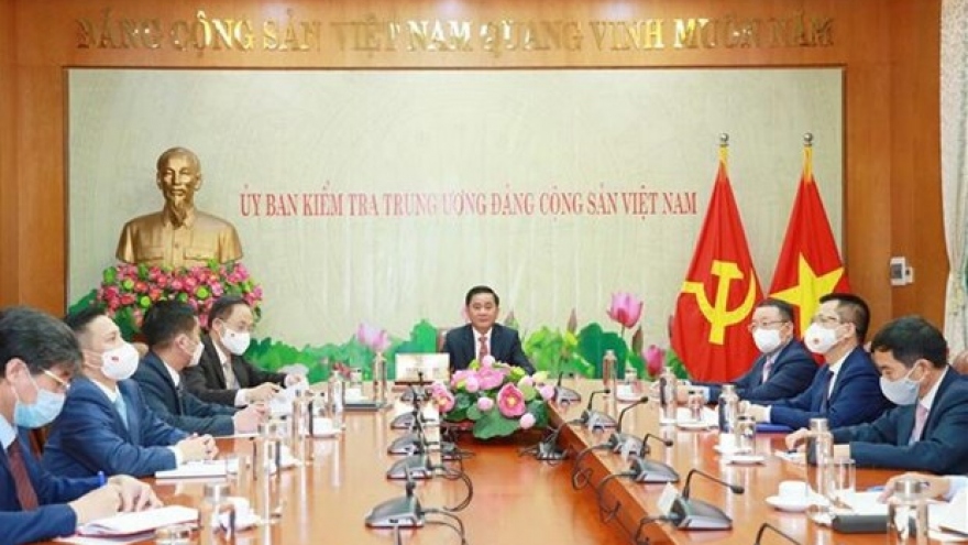 Vietnamese and Chinese Party officials exchange views on bilateral ties