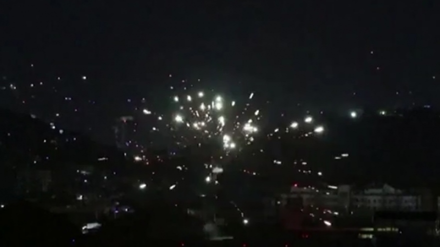 Video: Taliban bắn pháo hoa sáng lung linh trời đêm để ăn mừng chiến thắng