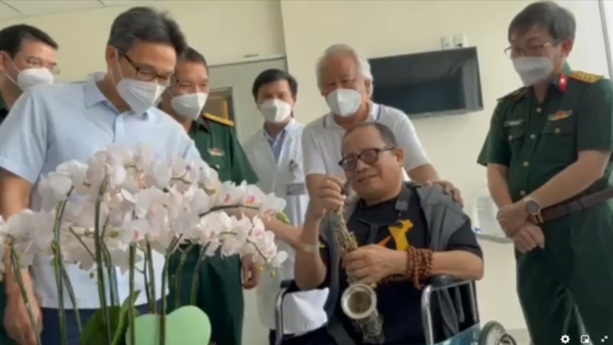 Nghệ sĩ Trần Mạnh Tuấn đã có thể ngồi dậy, xúc động khi chơi vài nốt saxophone 
