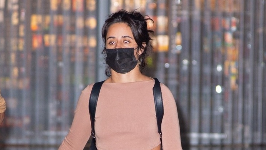 Ca sĩ Camila Cabello lên đồ với croptop tái xuất tại sân bay JFK