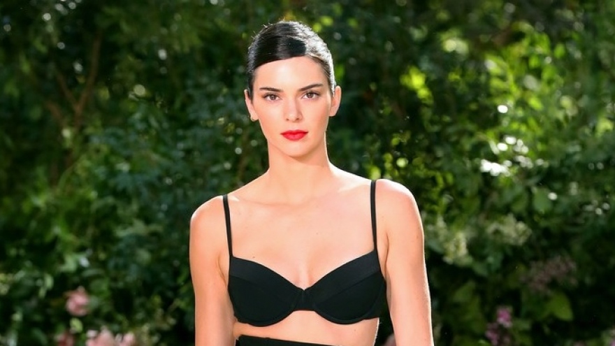 Kendall Jenner "thống trị" sàn catwalk với nhan sắc cực phẩm