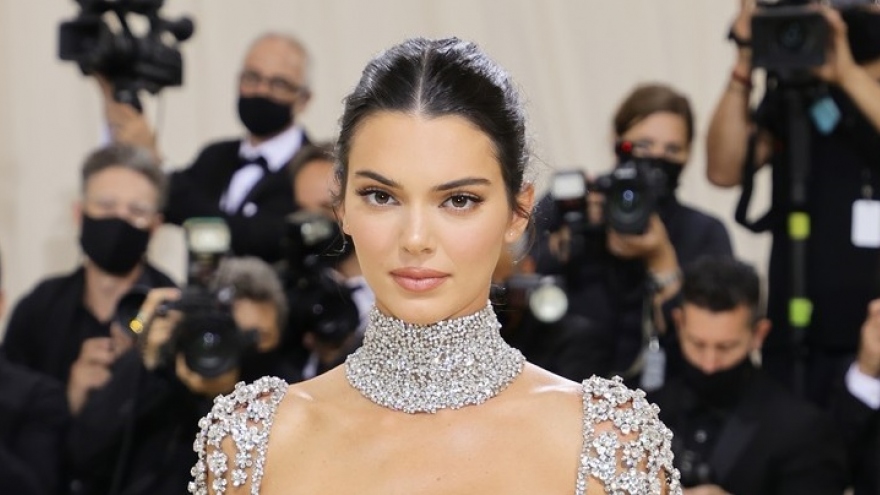 Kendall Jenner đẹp tựa nàng thơ với đầm đính đá gợi cảm