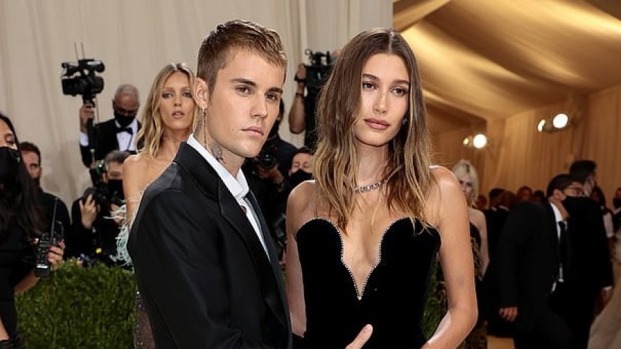 Vợ Justin Bieber bị đồn đoán mang thai sau bức ảnh chồng chạm tay lên bụng