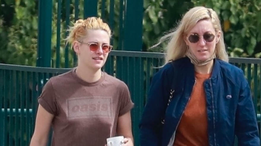 Kristen Stewart để mặt mộc nhợt nhạt ra phố cùng bạn gái