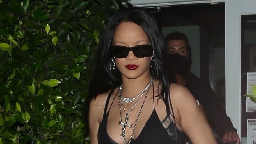 Tỷ phú Rihanna nóng bỏng đi ăn tối cùng gia đình