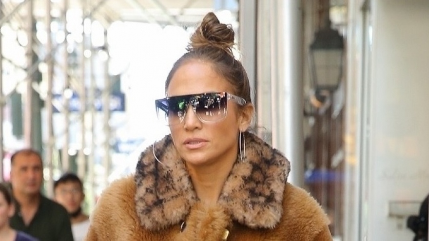 Jennifer Lopez diện áo lông thú hàng hiệu ra phố