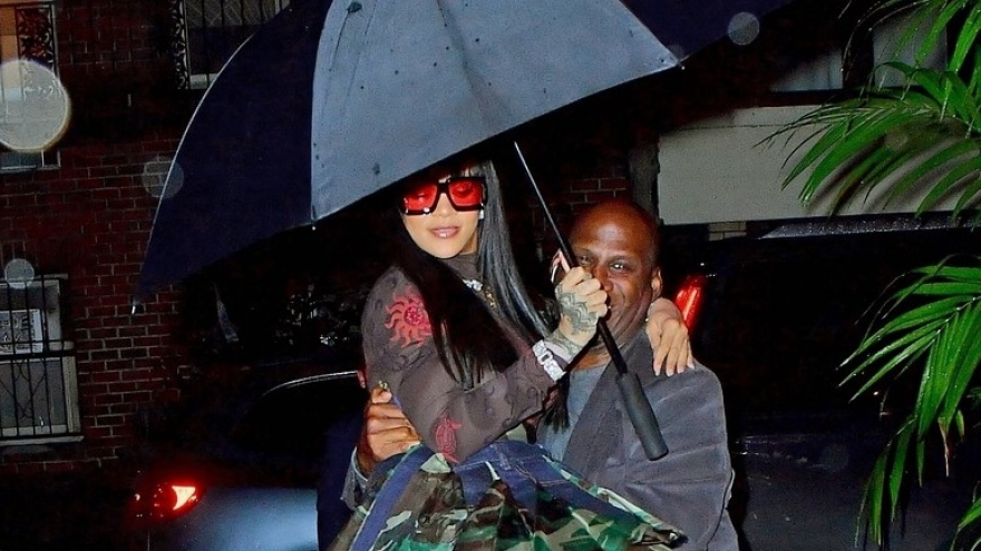 Tỷ phú Rihanna được vệ sĩ hộ tống dự sự kiện dưới cơn mưa