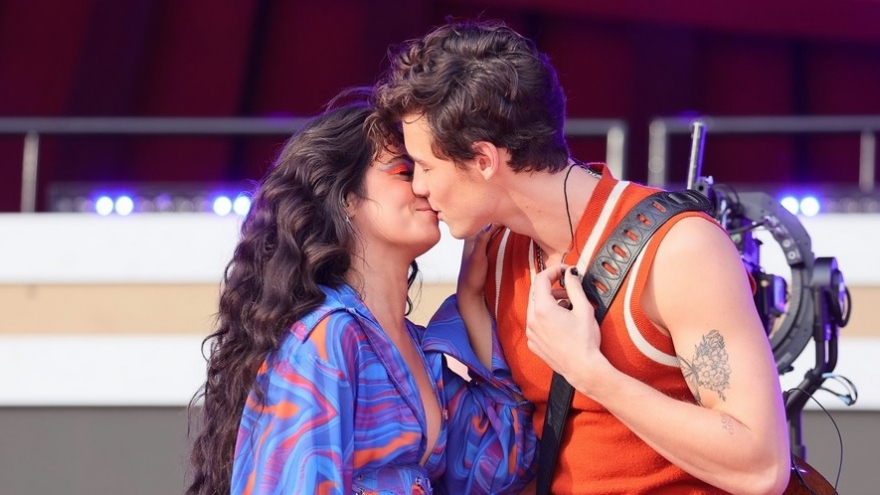 Camila Cabello ngọt ngào "khóa môi" tình trẻ tại sự kiện âm nhạc