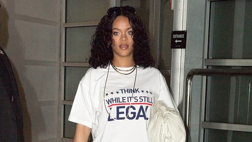 Tỷ phú Rihanna tái xuất với diện mạo khác lạ đến phòng thu âm
