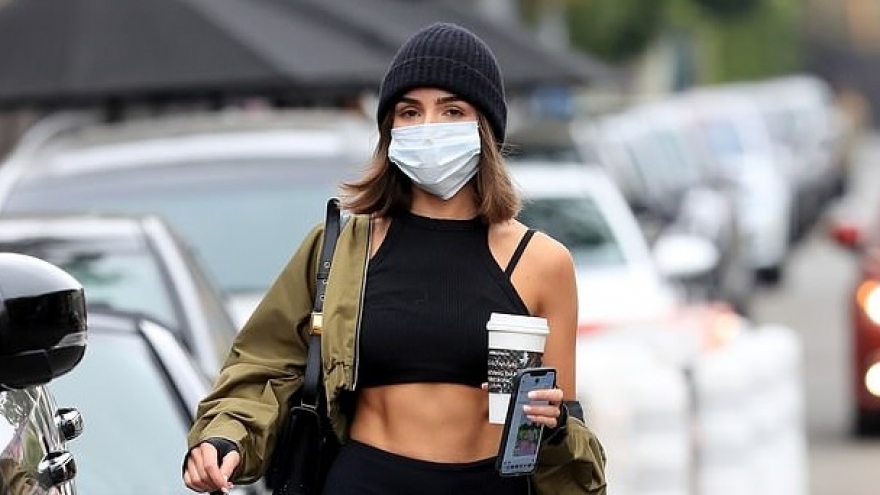 Hoa hậu Olivia Culpo diện croptop khoe cơ bụng săn chắc trên phố